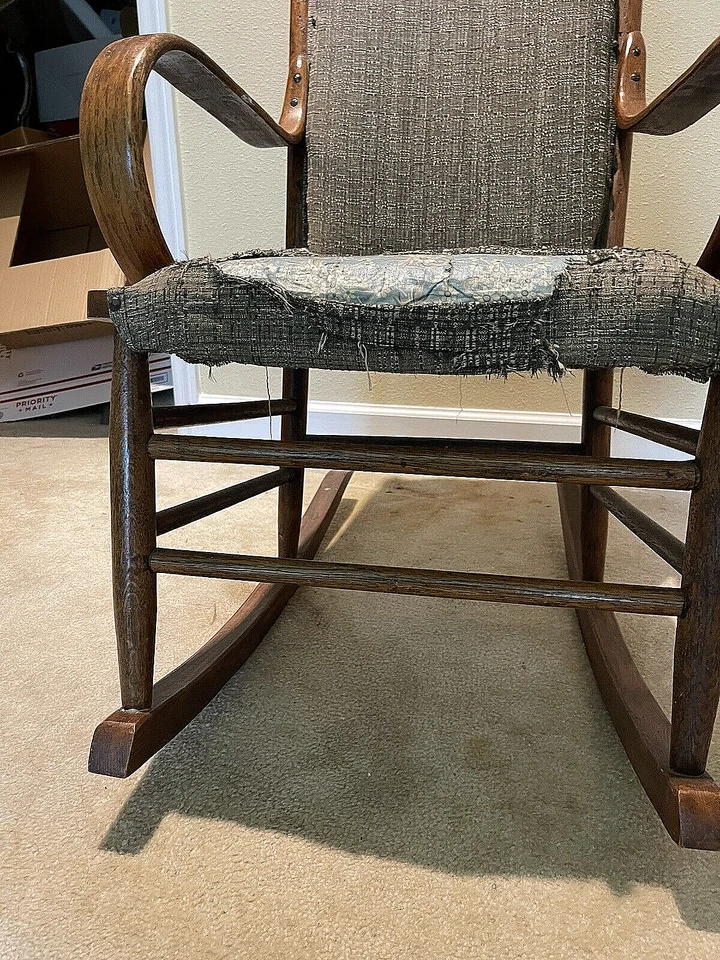 Mecedora antigua de nogal. Brazos de madera curvada. Foto 3 de 4