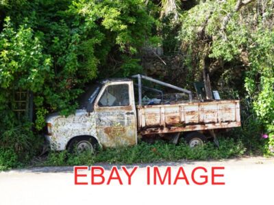 FOTO EIN FORD TRANSIT PICK-UP TRUCK LANGSAM ZURÜCK IN DIE NATUR NEBEN DEM FISKAR