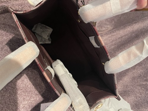 Neu mit Etikett Coach Signature Jacquardstreifen Aufnäher Dempsey Carryall C8448 Wein Multi - Bild 4 von 7