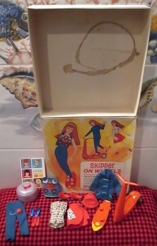 1965 SET REGALO MATTEL~GIAPPONE~*SKIPPER SU RUOTE*~1032~SET COMPLETO IN SCATOLA ORIGINALE~ - Foto 8 di 10