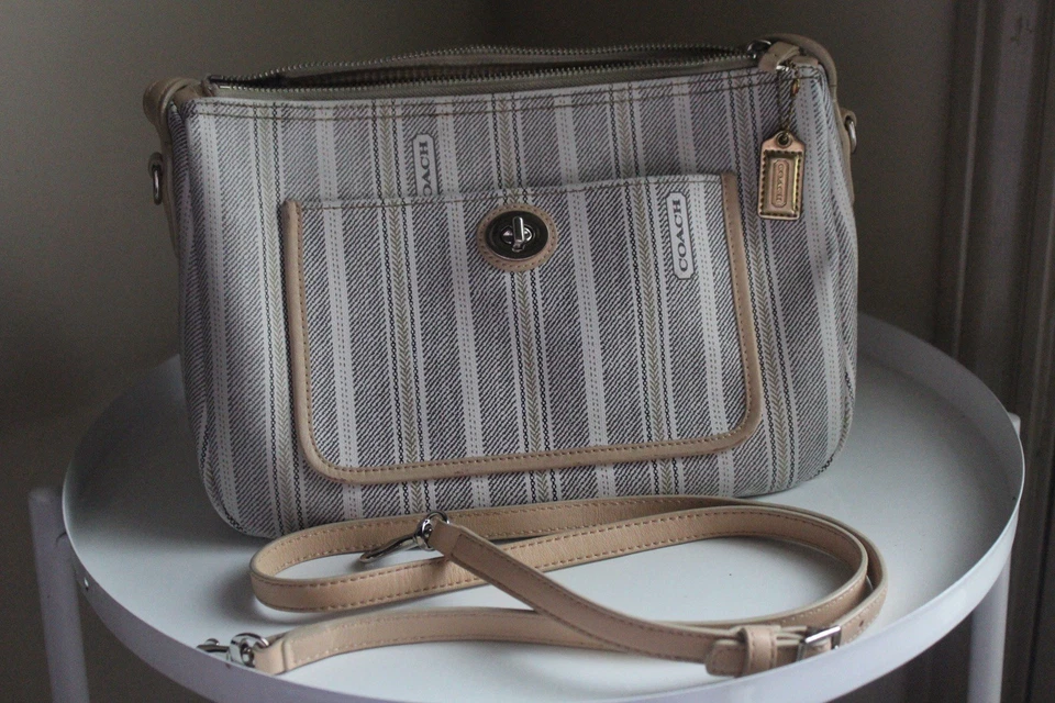 Bandolera Coach Legacy Ticking Stripe Hobo - Precio de venta sugerido por el fabricante 23468 $178 Foto 2 de 4