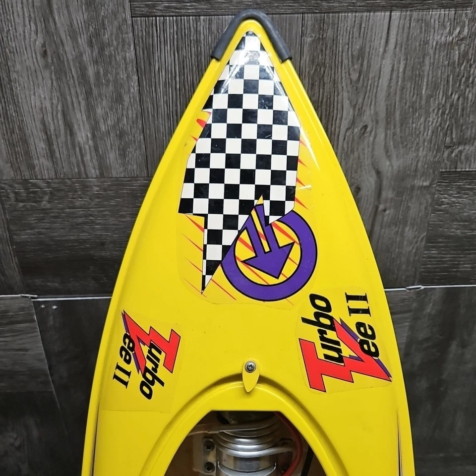Vintage Tower Hobbies Turbo Vee II Electric Radio Controlled Racing Boat - Image 3 of 4