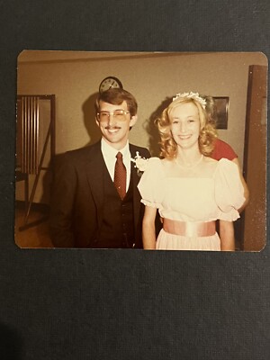 FOUND VINTAGE PHOTO PICTURE 80s Pretty Bride And Groom On Their Wedding Day 1983