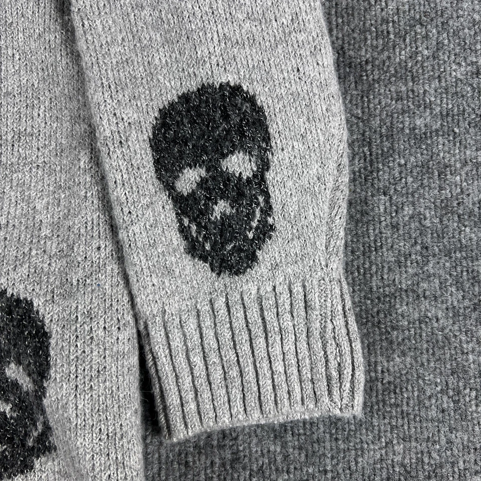 Cardigã suéter feminino No Boundaries grande cinza estampa de caveira gola V botão malha - Imagem 4 de 4