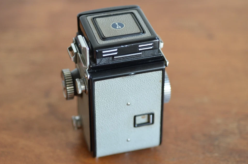 Yashica-44 A 4x4 Twin-Lens-Reflex Film Camera - image 4 of 4