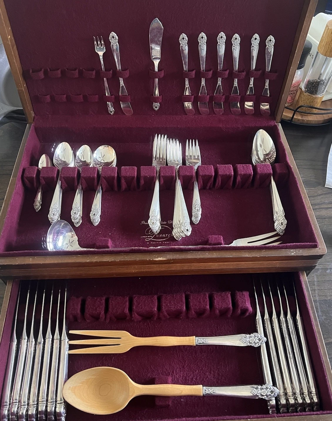 Vintage ONEIDA DISTINCTION PRESTIGE Silver Plate Flatware Set of 78 cover/chest