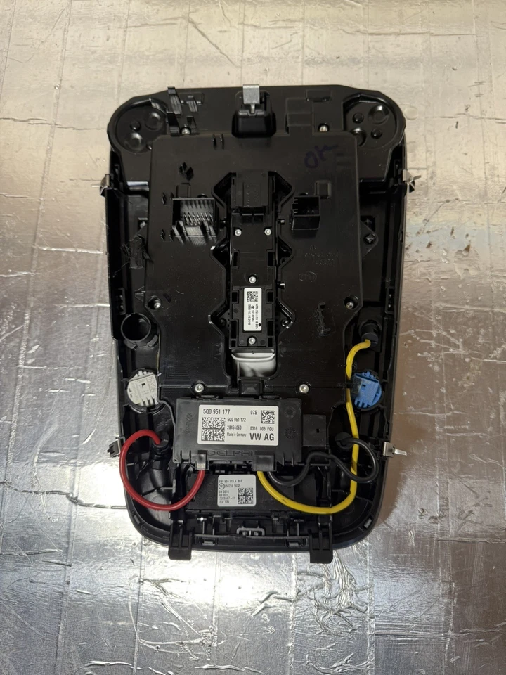 Lámpara de luz domo superior Audi Q5 2018-2020 con interruptor de techo corredizo OEM 80A947135AN Foto 2 de 4