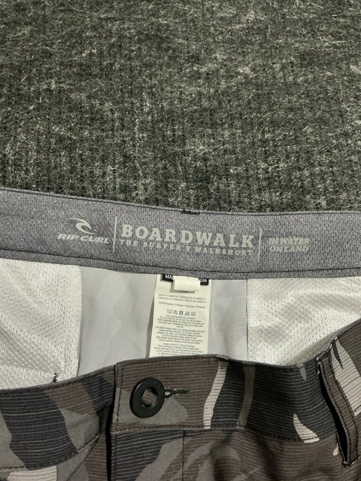 Rip Curl Boardwalk camo Men shorts Size 36 - Image 3 of 4