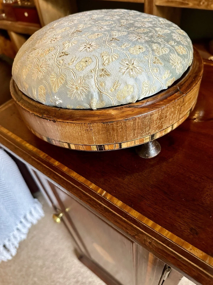 Antiguo reposapiés con incrustaciones y cubierta de seda Foto 4 de 4