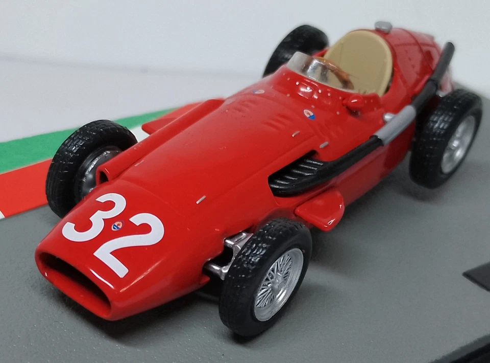 Maserati 250F F1 1957, No 32 с чехлом и подставкой - Изображение 2 из 4
