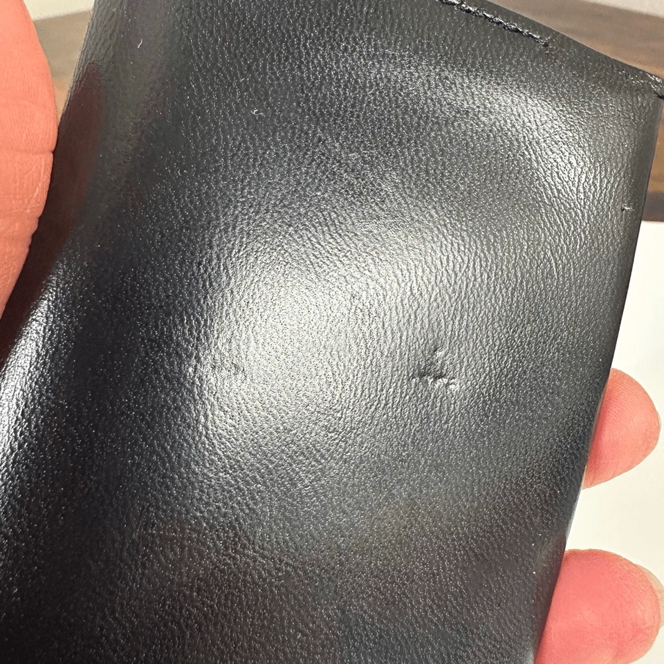 Cartera para tarjetas Valentino Garavani delgada plegable de cuero negro Foto 3 de 4