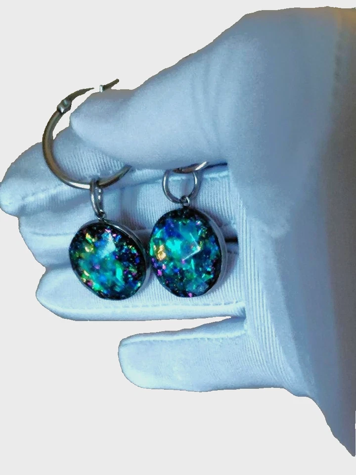 Pendientes de ópalo grandes 20 mm verde azulado resina de fuego pendientes de ópalo en aros de acero inoxidable Foto 3 de 4