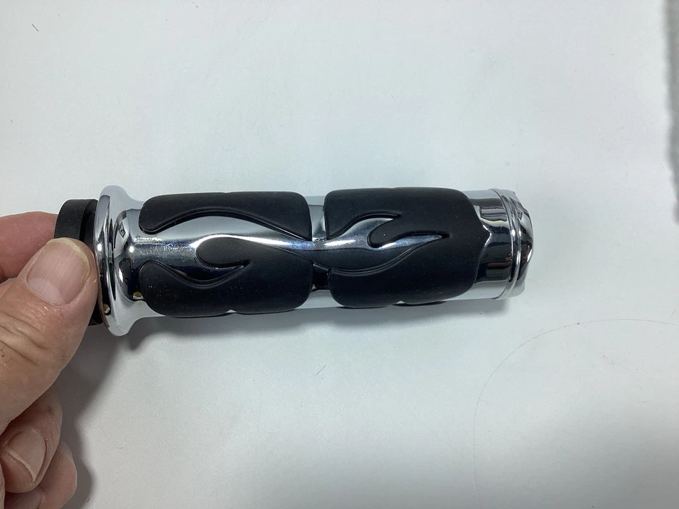 Par de empuñaduras de llama Kuryakyn ISO cromadas #6260 Harley Davidson NUEVO Foto 3 de 4