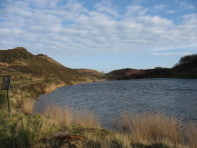 Foto 6x4 Ein Minenpool unter den Abfallspitzen der Mona Mine Rhosybol This c2009