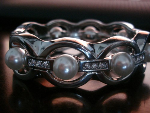 NEW WOMENS SILVER TONE BANGLE BRACELET RHINSTONE SIMULATED PEARL LARGE - Picture 3 of 8