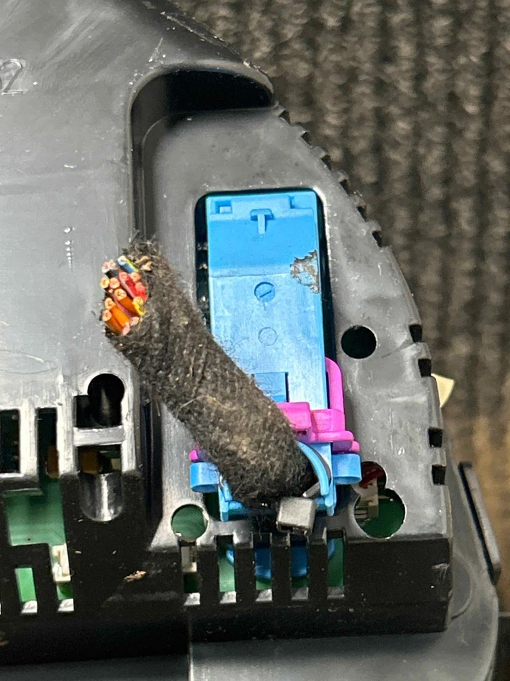 Fits 2005-2006 AUDI A4 Speedometer (miles n/a) OEM:8H0920950HX Foto 4 de 4