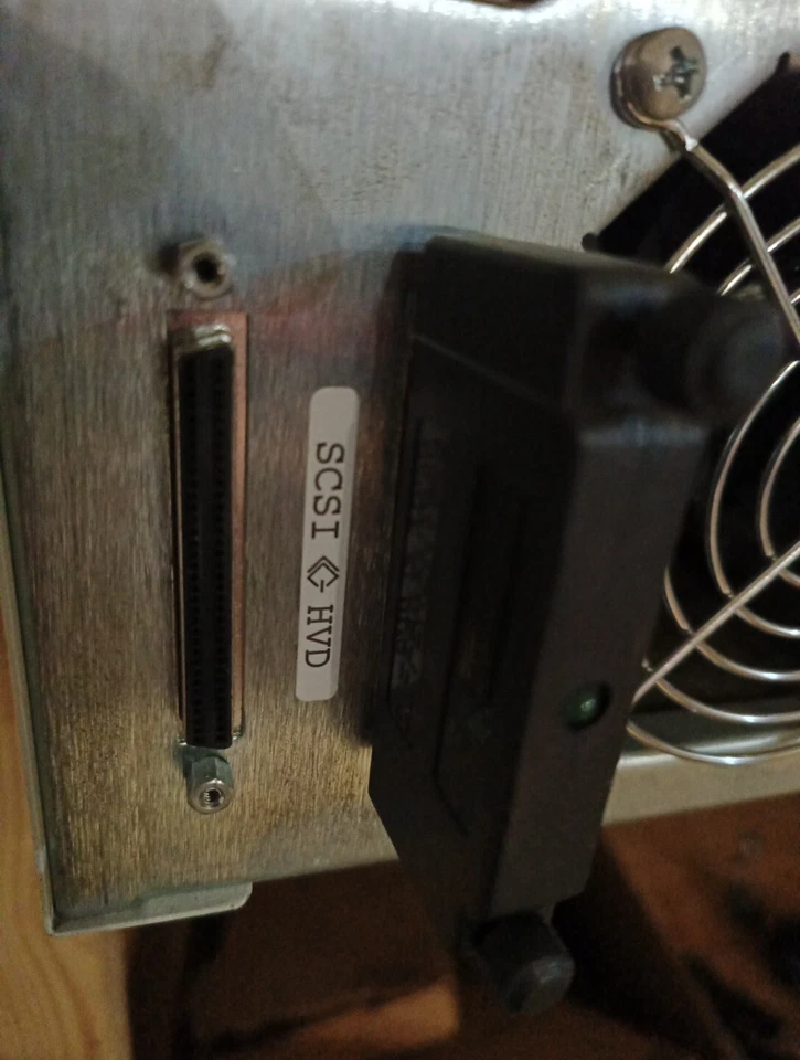 ADIC LTO200D 98-6221-01 100GB Native 200GB Compressed LTO SCSI HVD Tape Drive - Image 3 of 4