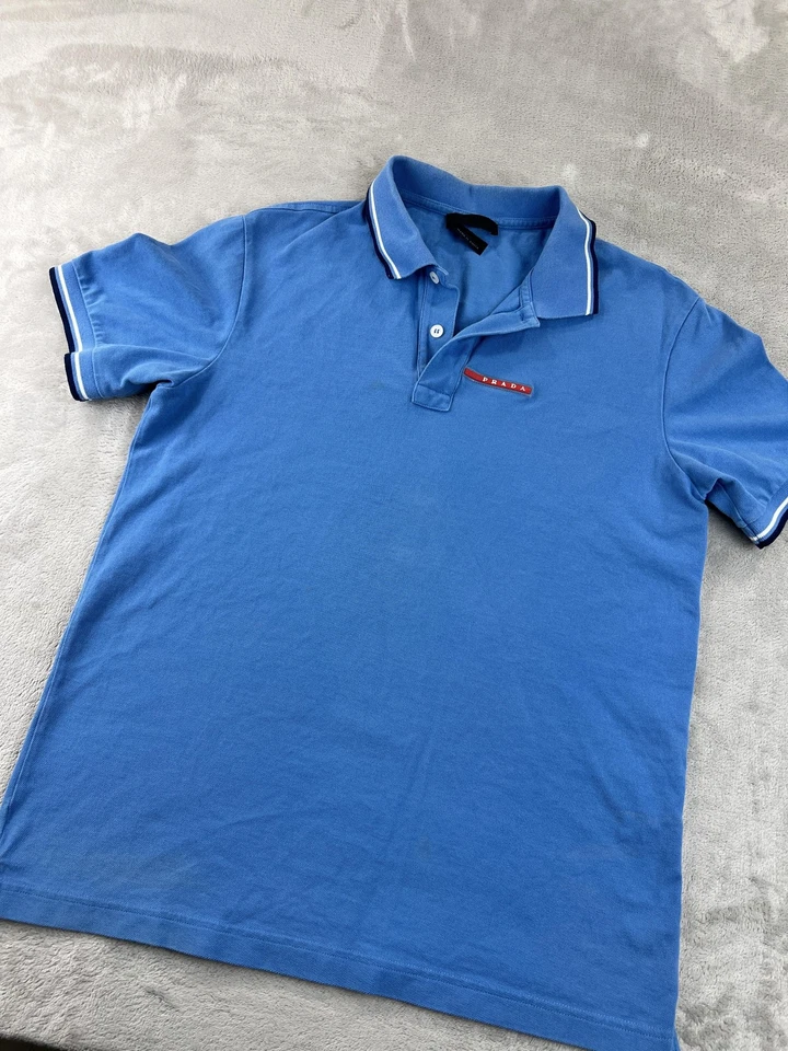 Camisa Polo Prada Piqué Para Hombres L Azul Cuello Punta Manga Corta Rojo Logo Parche Foto 2 de 4