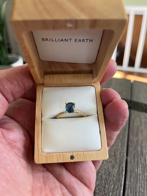 Anillo de compromiso para mujer talla 8 azul cojín modificado zafiro Montana con oro 18k Foto 3 de 4