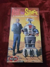 Lost In Space Dr. Zachary Smith and the Robot B-9 Polar Lights model kit (1999)
