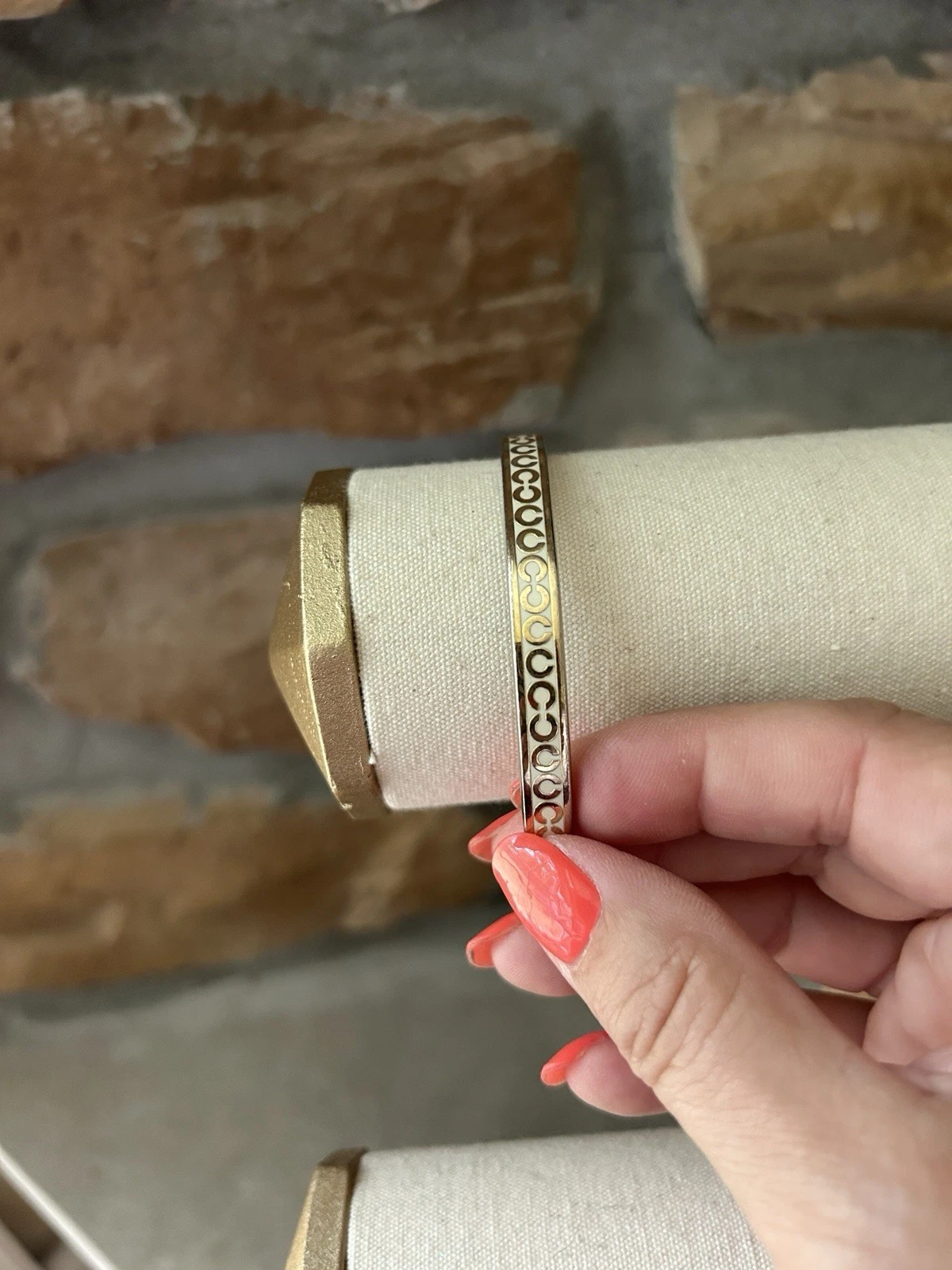 Bracciale COACH Signature C tono oro e bianco