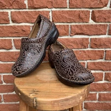BORN B.O.C. PEGGY Coffee Brown Tooled Leather Nursing Work Clogs BC6630 US 8.5