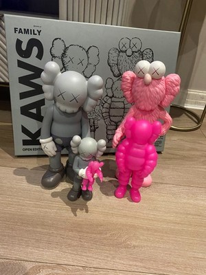 Kaws Open Edition Family - 4 Figuren Box Set (grau pink) - Neu