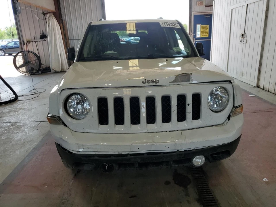 Used Spoiler fits: 2015 Jeep Patriot Grade A - Imagem 2 de 4
