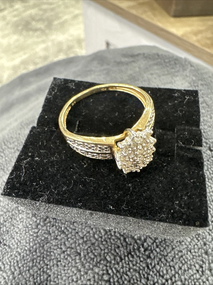 Anillo de cóctel vintage con racimo de diamantes de oro amarillo de 10 quilates talla 8,5 Foto 2 de 4