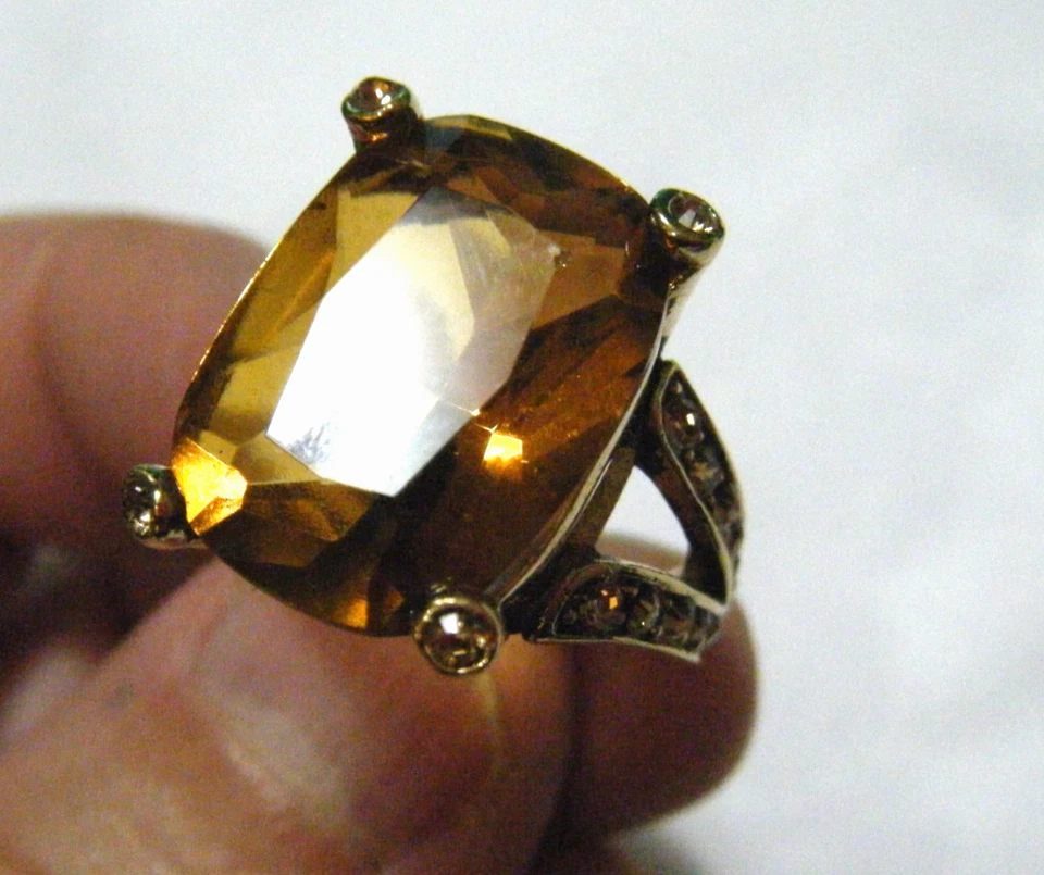 Anillo de cóctel MONET vintage grande dorado con cristal de topacio ámbar talla 7 Foto 3 de 4