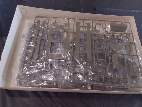 AFVClub M24 Chaffee WWII British - Plastic Model Military Vehicle Kit - 1/35 - Picture 3 of 3