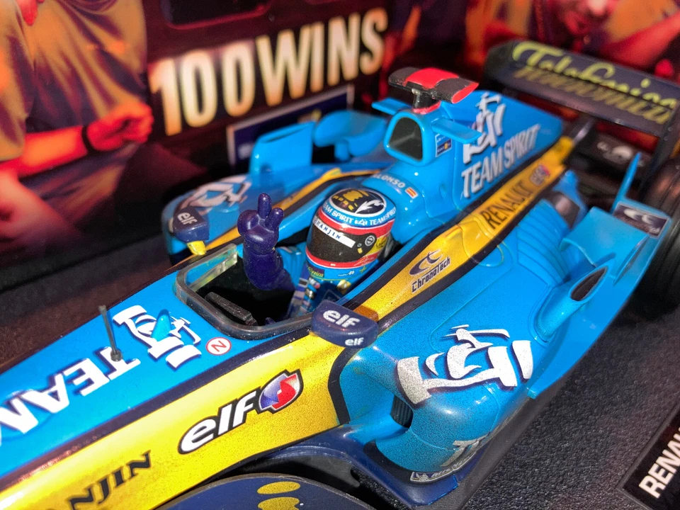 1:18 Hotwheels G9752 Fernando Alonso Renault R25 #5 100th Gp Win Bahrain 2005 - Imagen 3 de 4