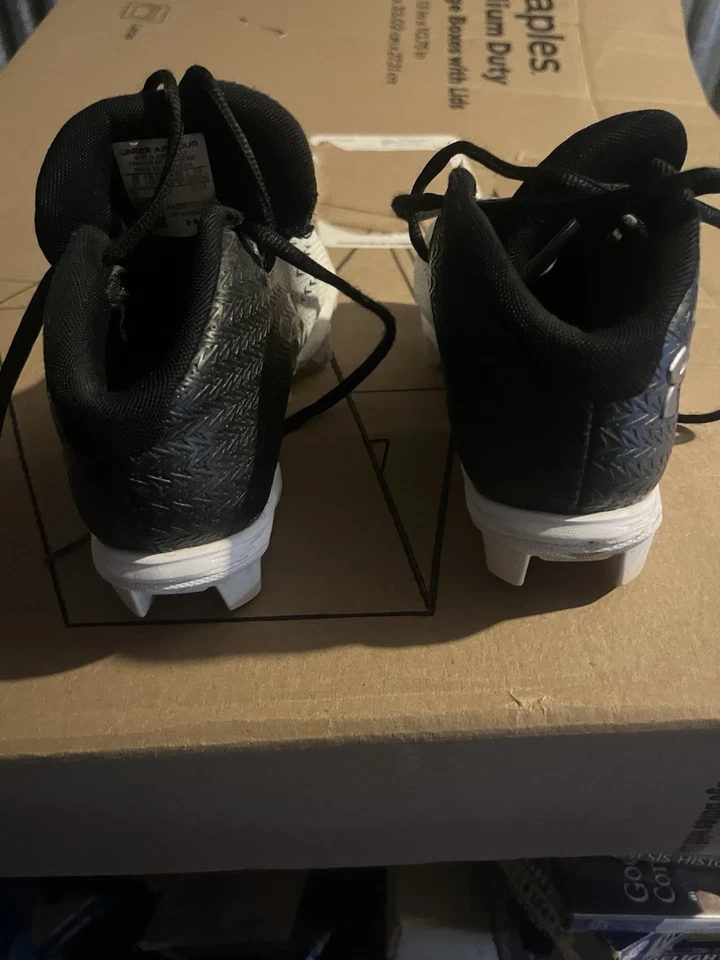 UNDER ARMOUR BOYS HIGH TOP SIZE 2Y BLACK/WHITE  CLEATS - Image 4 of 4