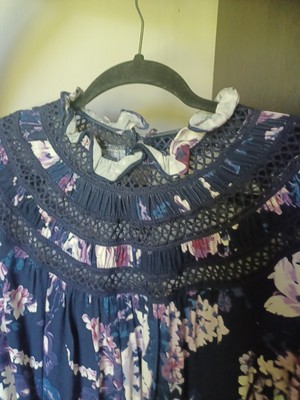 Women's Floral Cupio Top. Size Medium And Lightweight Material 