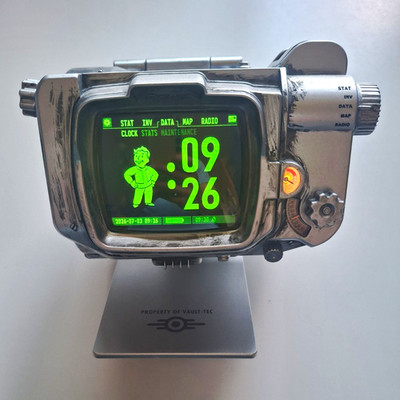 Wand Company Pip-Boy 3000 Mk V mit Standfuß, Ladekabel, Box und Anleitung