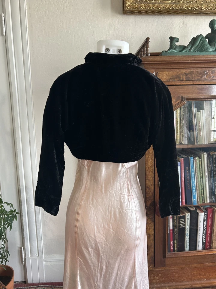 Chaqueta bolero vintage de terciopelo negro con cuello alto de los años 30 con forro rosa SM/XS Foto 3 de 4