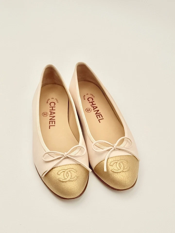 Bailarina Chanel Classic Puntera-Puntera Plana 34.5 — Crema Clara y Oro Metálico, Lazo Foto 2 de 4