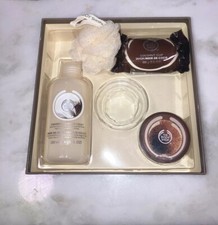 THE BODY SHOP COCONUT FESTIVE PICKS BOX SET Soap, Scrub, Shower Cream, Loofa