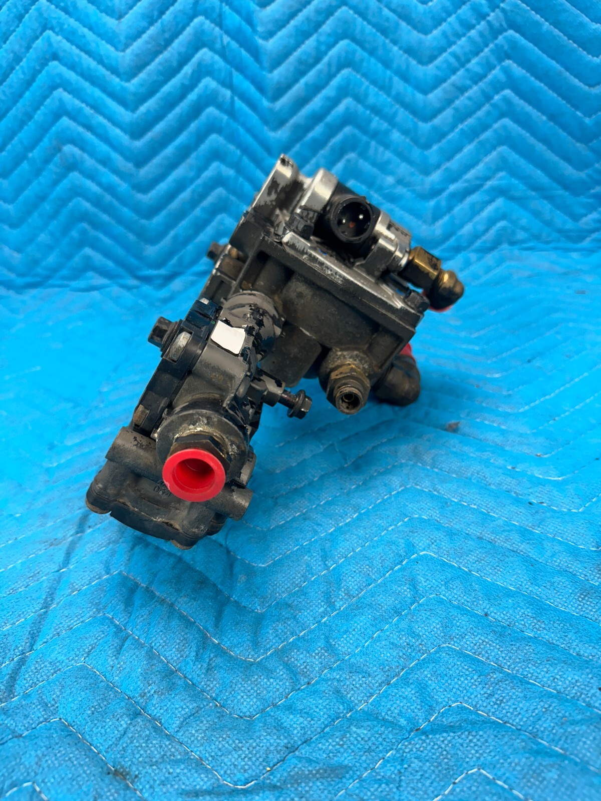 Volvo VNL Bendix Air Bracke Relay Valve Assembly K105561 W/2x M 