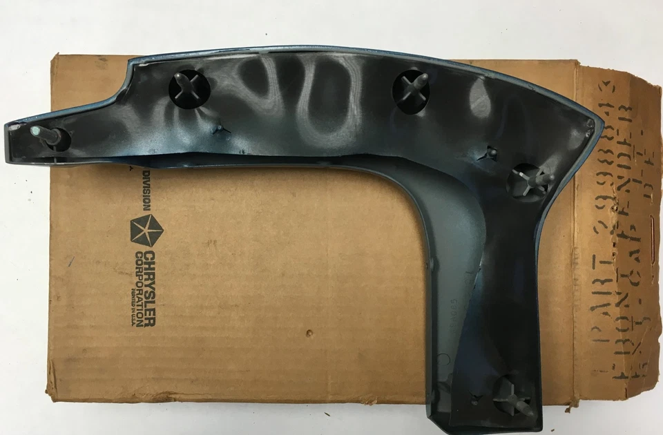 Dodge Polara Monaco 1969 lado del conductor izquierdo guardabarros extensión moldura 2998843 nuevo en stock Foto 3 de 4