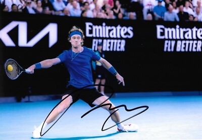 andrey rublev streckt sich zur rückkehr auf hartplatz aufgenommen signiert 12x8 Foto