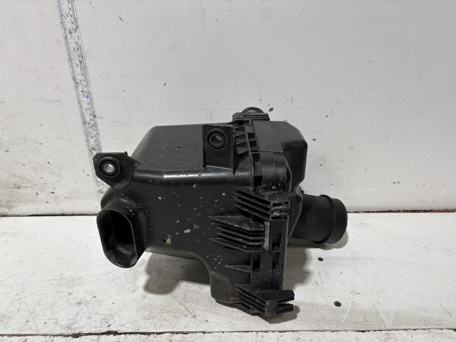 Mitsubishi 380 Air Cleaner Box DB 09/2005-03/2008 - thumbnail 5
