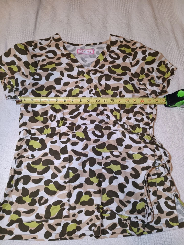 Koi Kathy Peterson Womens Scrub Top Sz Small S Crossover Brown Green Camo Stains - Image 3 of 4