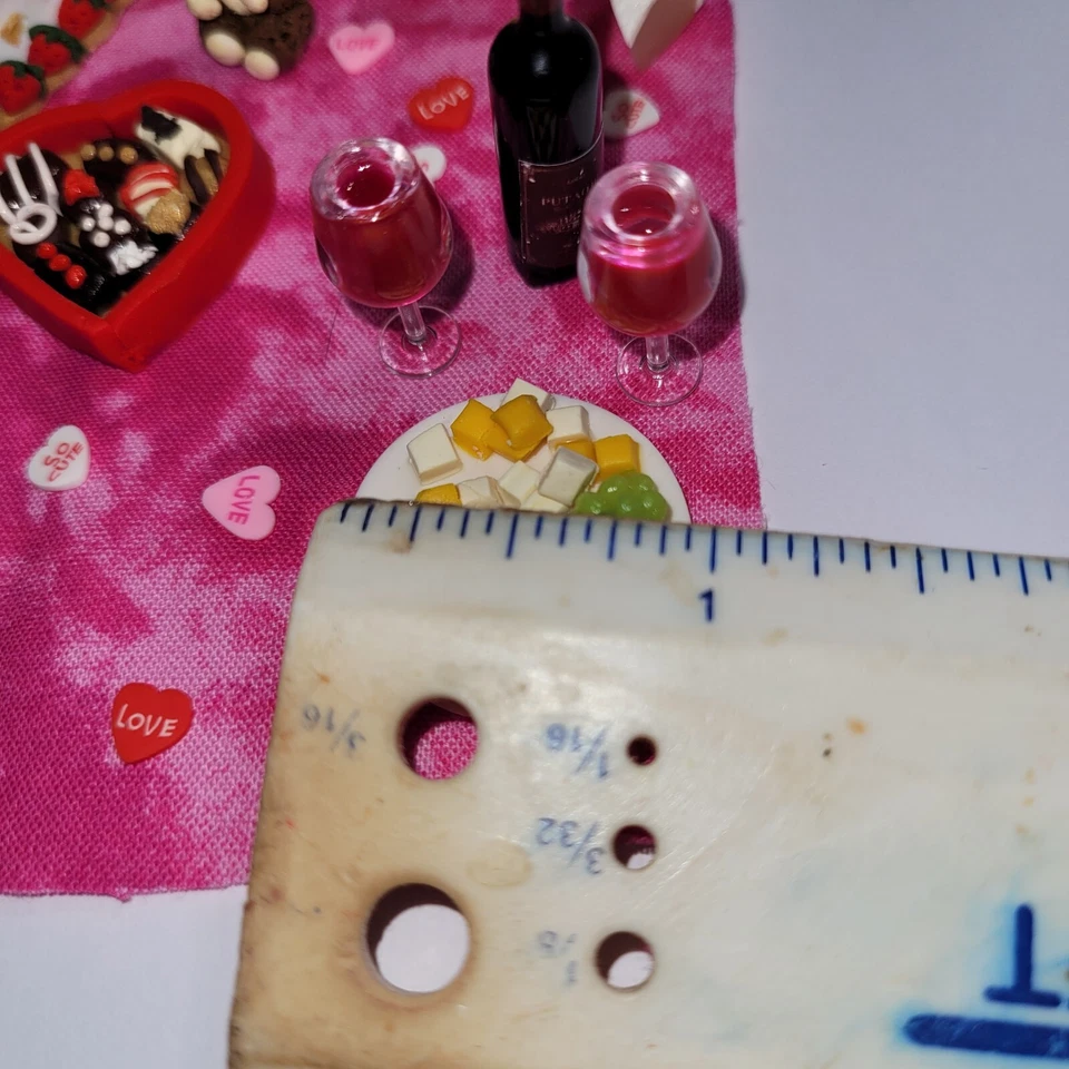 Casa de Muñecas Día de San Valentín Conjunto Pastel Anillo Fresas Chocolates Flores Vino Foto 4 de 4