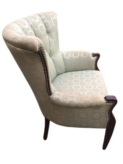 Silla Mid-Century Moderna Tuck Botón Mariposa con respaldo de ala Foto 2 de 4