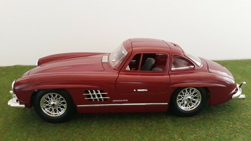 MERCEDES BENZ 300SL coupé 1954 bordeaux roues rayons au 1/18 BURAGO 3013 voiture - Foto 4 di 10