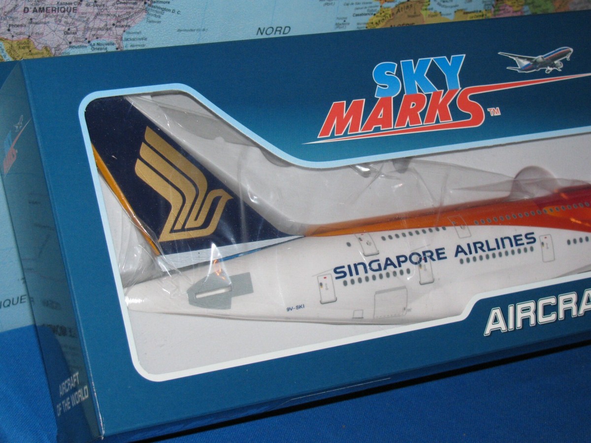 1/200 SKYMARKS SINGAPORE AIRLINES AIRBUS A380-800 W/GEAR 1/200 SKYMARKS SINGAPORE AIRLINES AIRBUS A380-800 W/GEAR