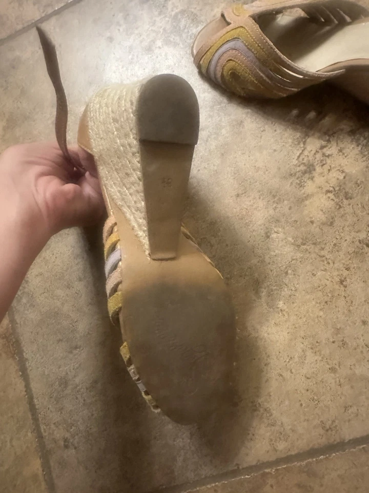 Sandalias para mujer Seychelles punta abierta gamuza mostaza tostada, tacones de cuña, talla 8,5 Foto 3 de 4