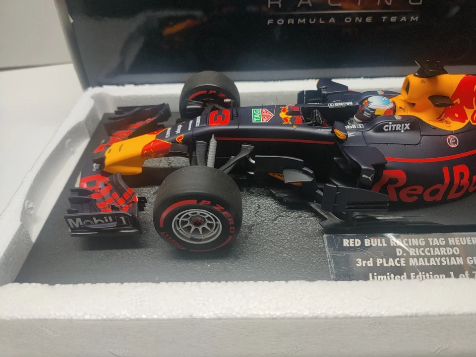 Red Bull RB13 Ricciardo Malaysian GP 2017 1/18 Minichamps - Photo 4/4