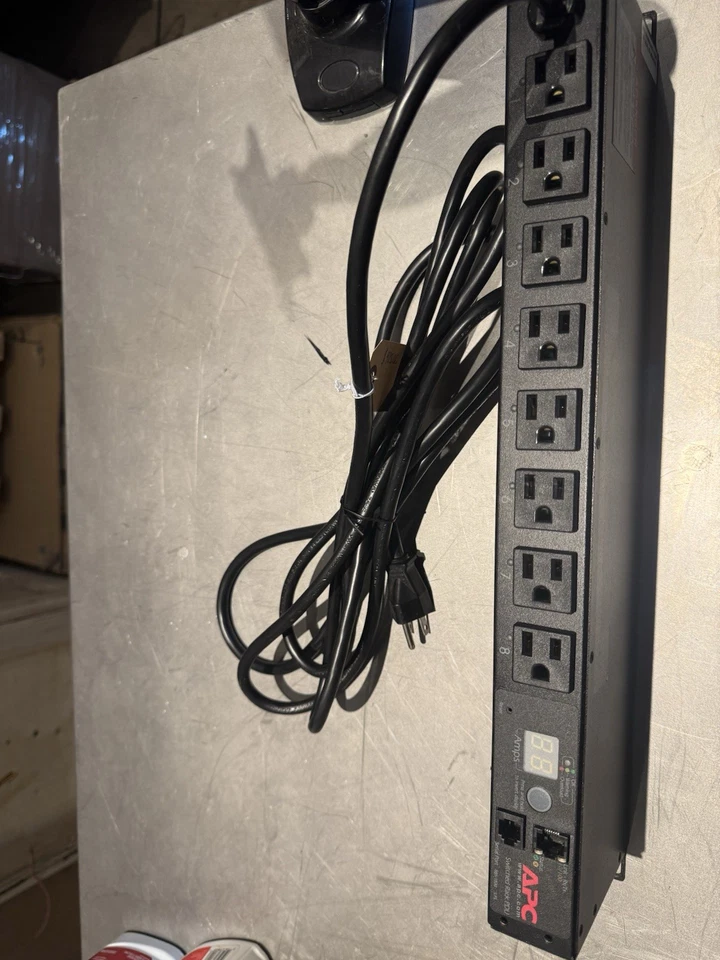 Unidad de distribución de energía PDU conmutada APC AP7901 20A 120V Foto 2 de 4